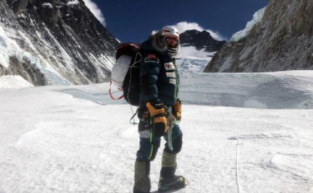 Alex Txikon, con el Valle del Silencio y el Lhotse detrás. 