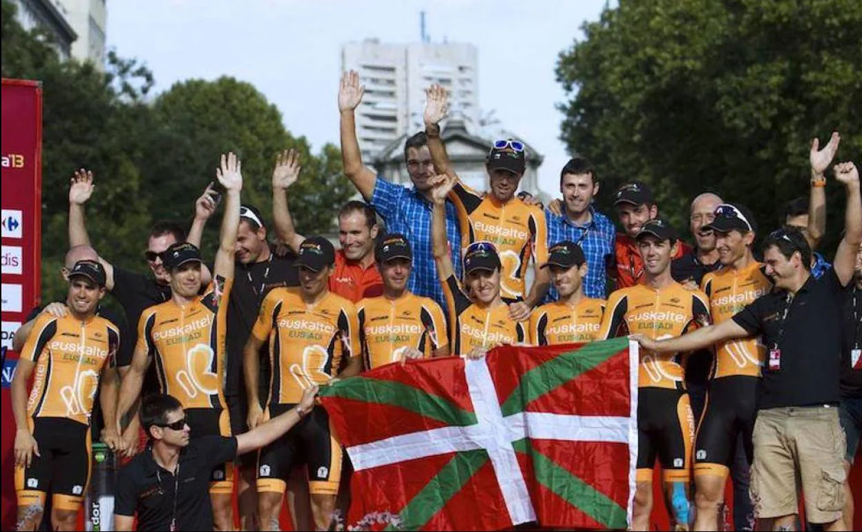 Mikel Landa, Igor Antón y Samuel Sánchez, entre otros, celebran su victoria por equipos en la Vuelta a España de 2013,la última en el pelotón