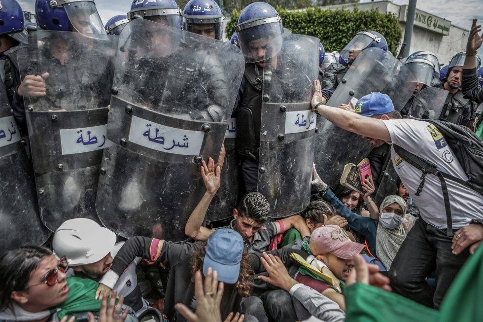 Choque entre la Policía y los estudiantes que se manifestaban contra el Gobierno en Argel el pasado mayo.