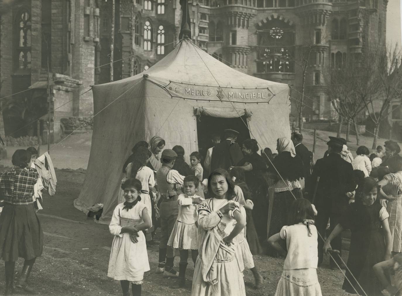 No fue hasta 1796 cuando se encontró una vacuna para la viruela. En imagen, unas instalaciones médicas de la beneficiencia municipal en Barcelona para inmunizar a los ciudadanos. 