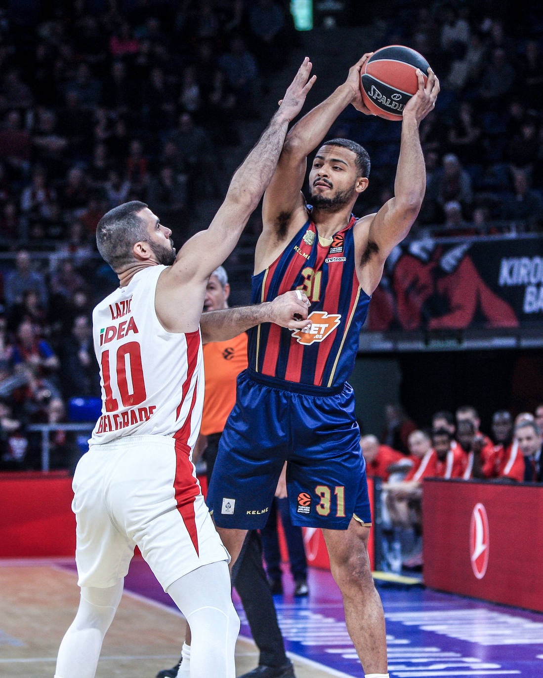 Pierriá conversa con el lesionado Granger. 