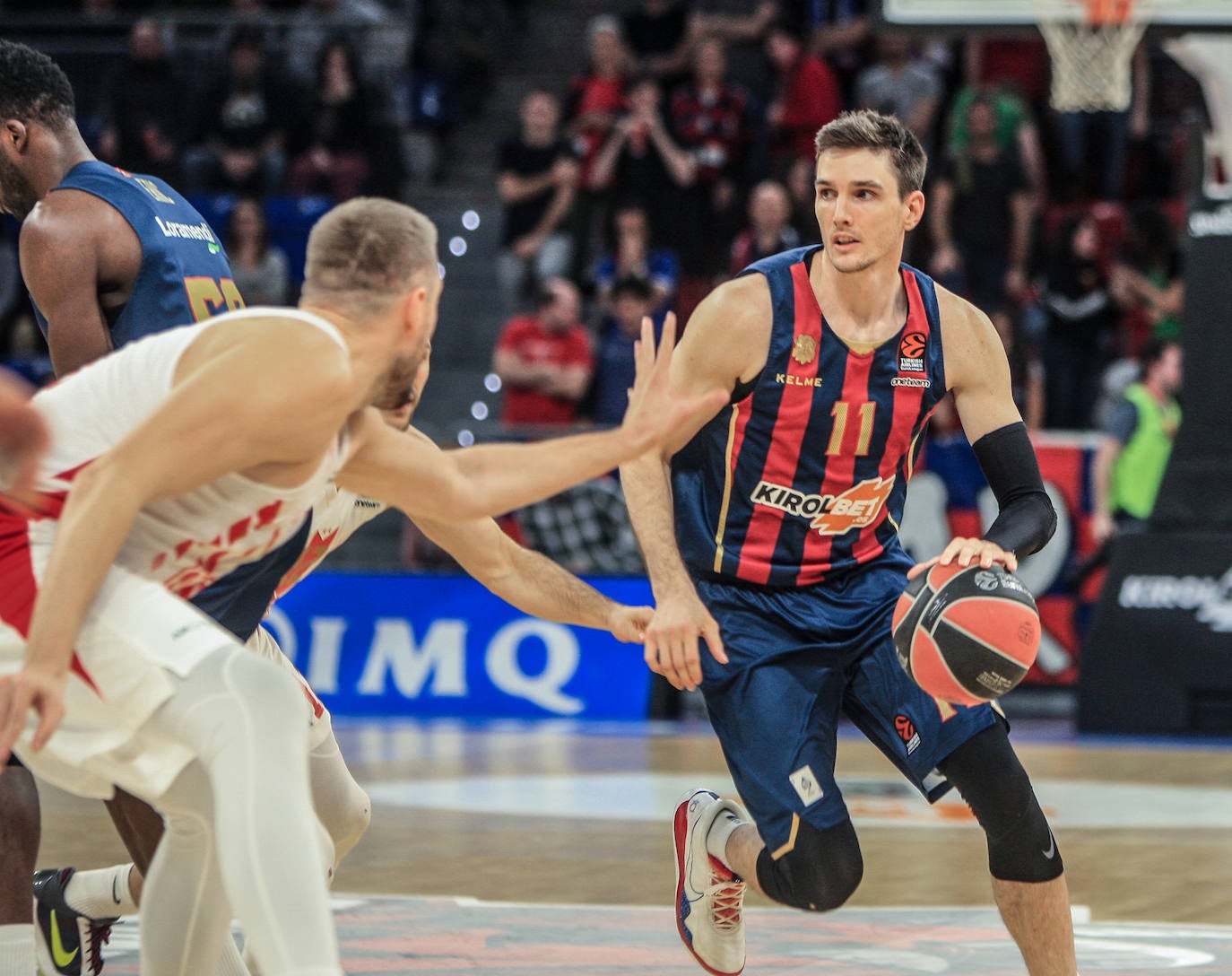Pierriá conversa con el lesionado Granger. 