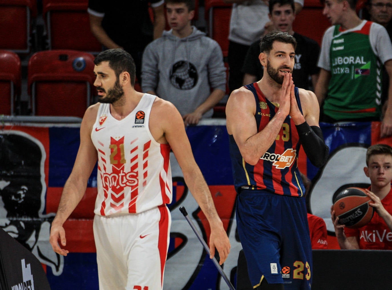 Pierriá conversa con el lesionado Granger. 