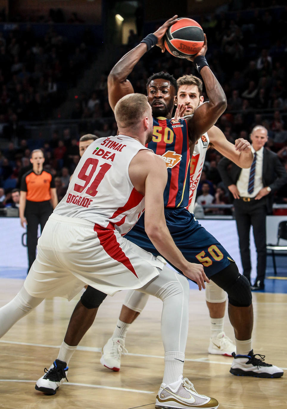 Pierriá conversa con el lesionado Granger. 