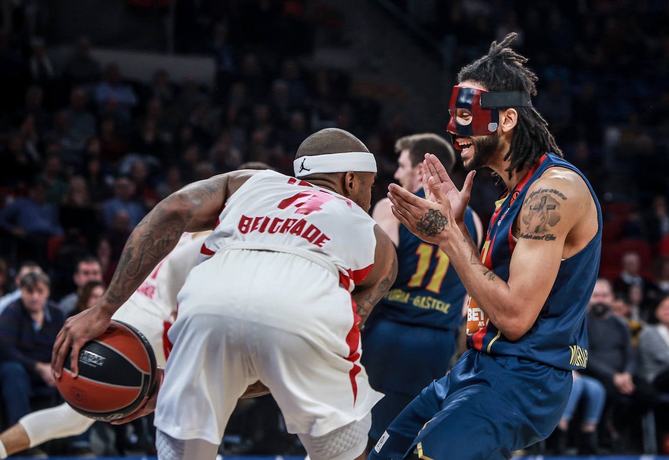 Pierriá conversa con el lesionado Granger. 