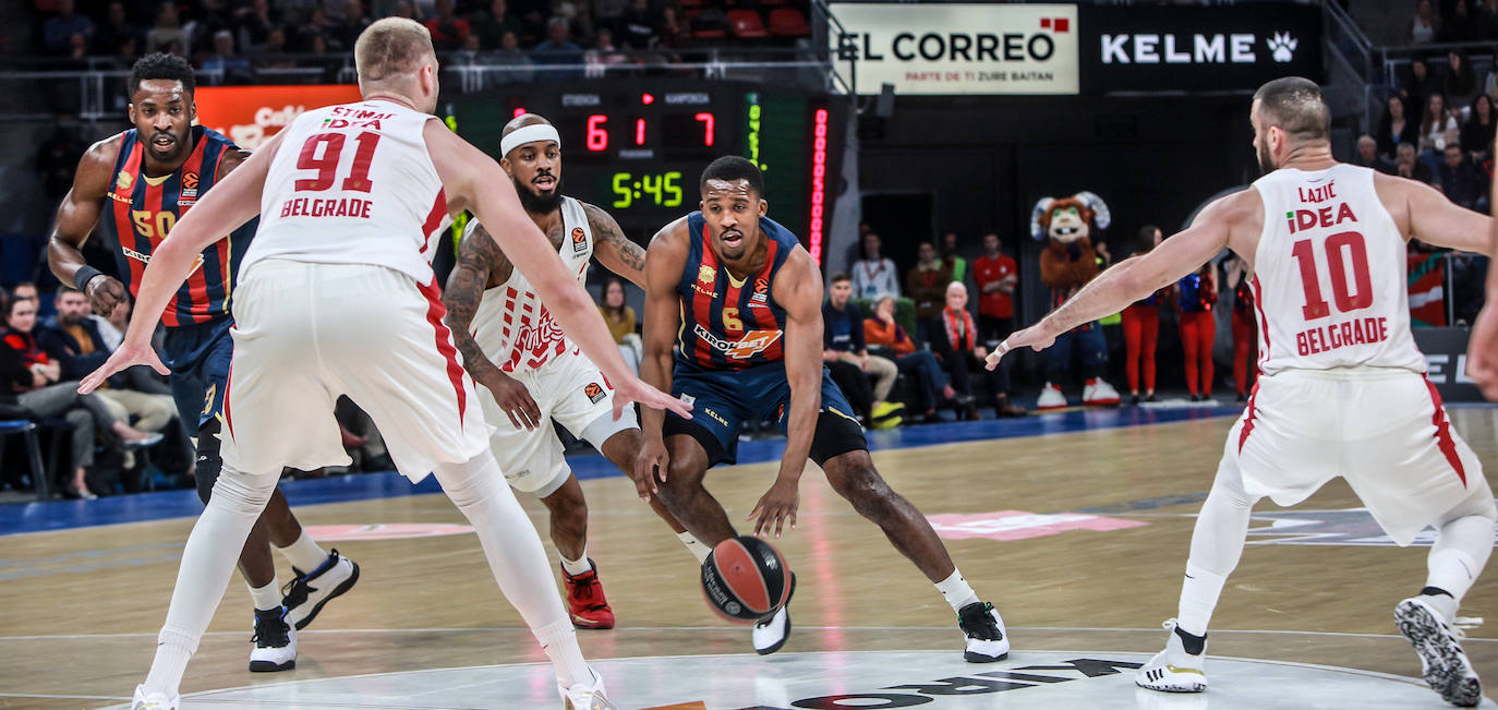 Pierriá conversa con el lesionado Granger. 