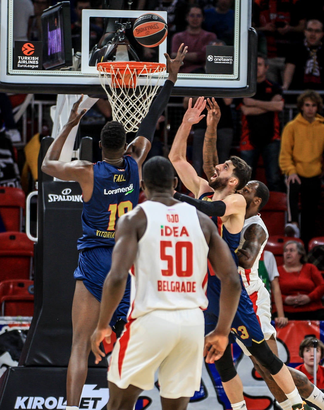 Pierriá conversa con el lesionado Granger. 