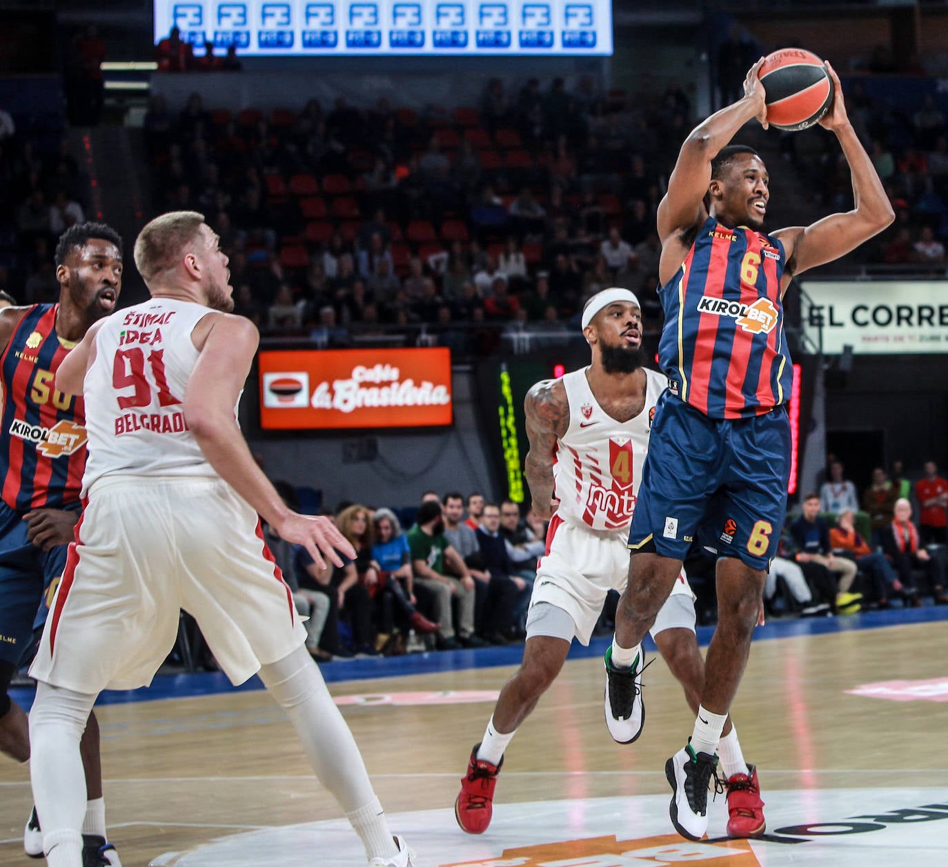 Pierriá conversa con el lesionado Granger. 