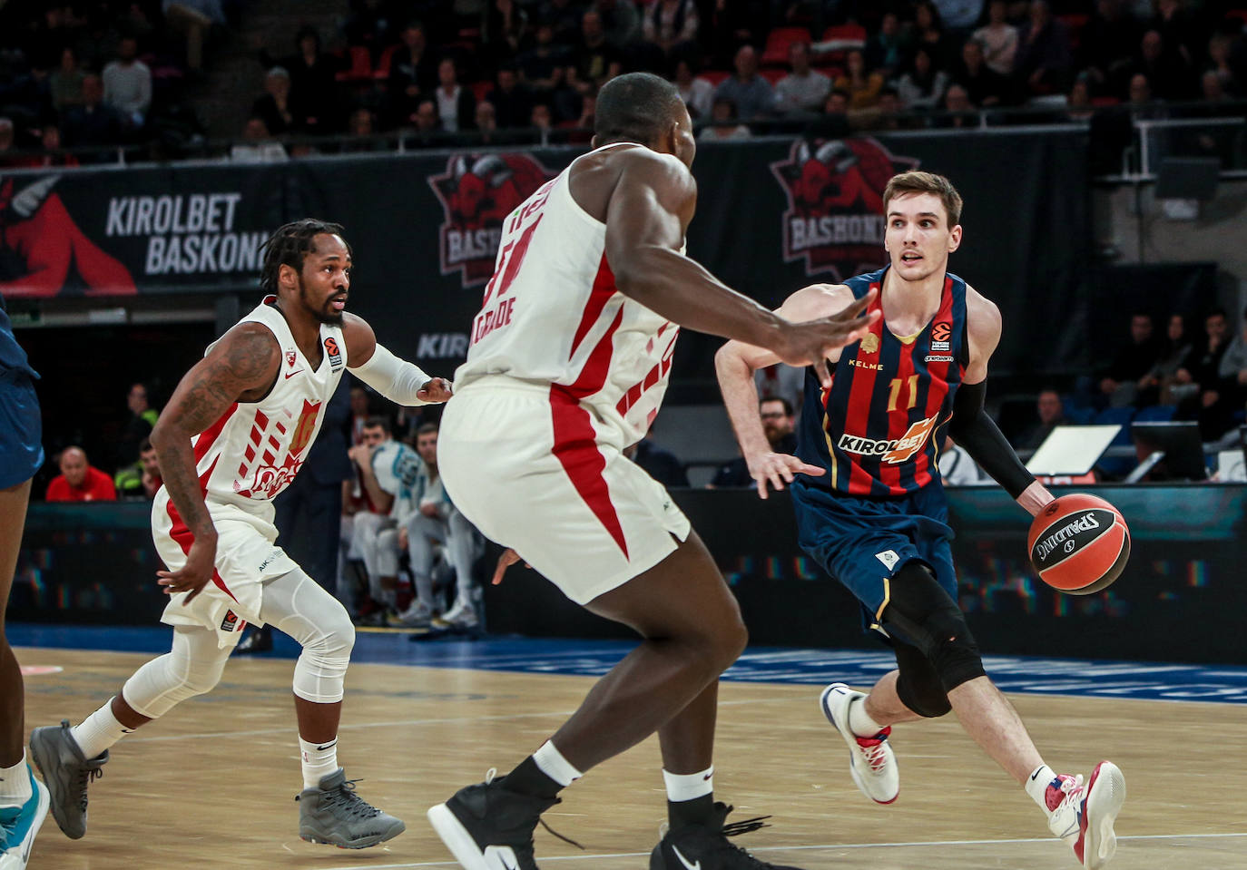 Pierriá conversa con el lesionado Granger. 