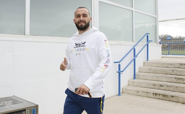 Aleix Vidal llega al entrenamiento en Ibaia. 