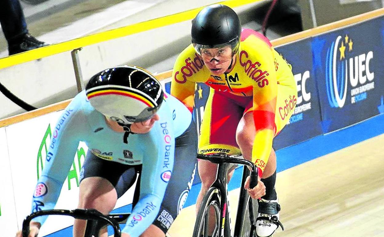 Tani Calvo persigue a una rival durante una prueba mundialista. 