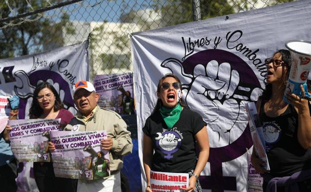 Mujeres mexicanas protestan en la capital por un caso de violencia de género.