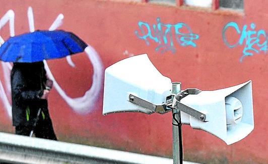 Altavoces instalados en el barrio de Eitzaga, en Zaldibar.