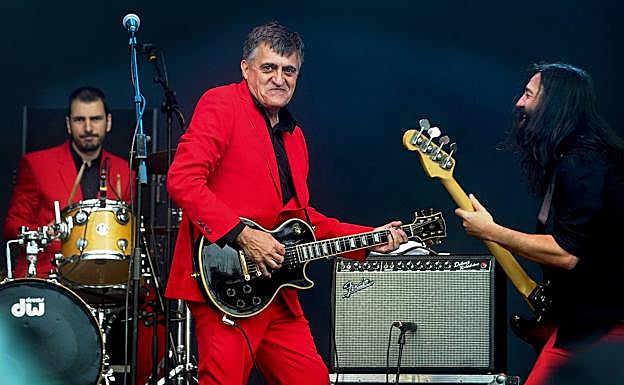 El Gran Wyoming, al frente de su banda. 