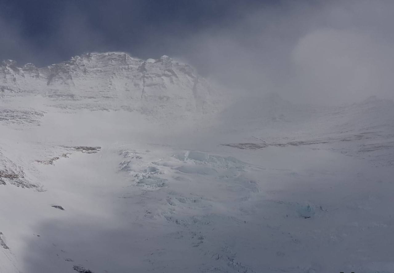 El Lotshe gargado de nieve.