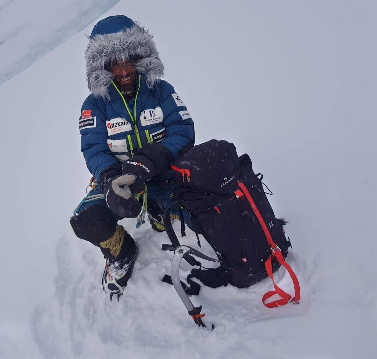 Un momento de descanso de Alex, que pese a las adversidades no pierde la sonrisa.