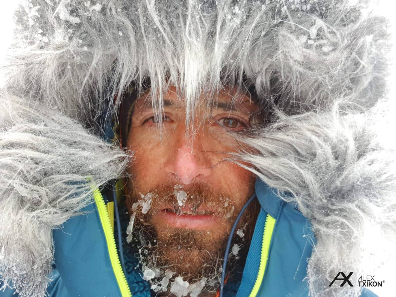 El esfuerzo y el cansancio se refleja en el rostro de Alex Txikon.
