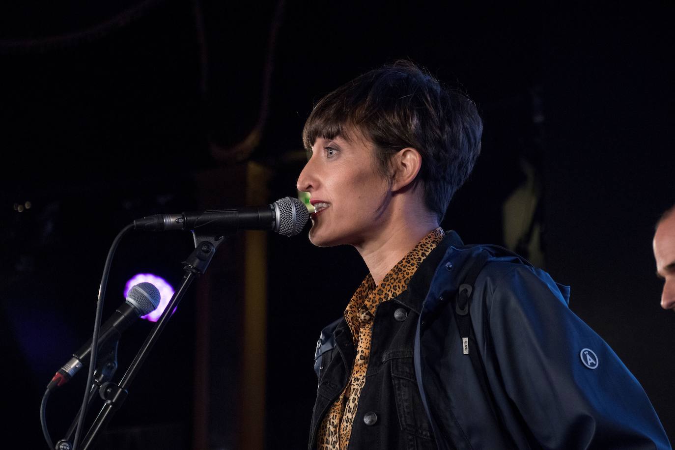 Uxue Alberdi bertsolaria, oholtza gainean.