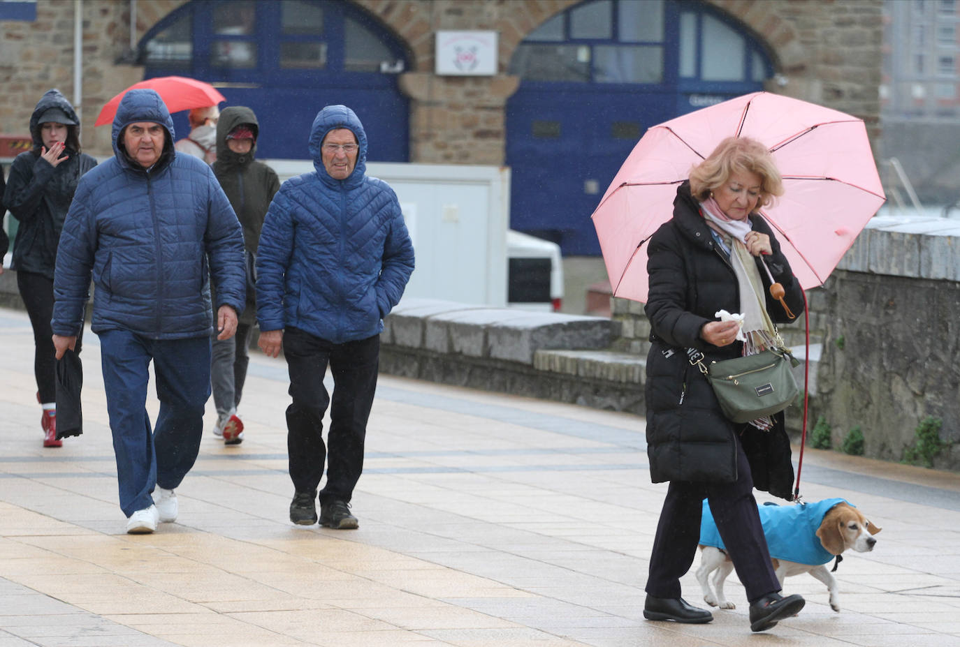 Los pocos valientes que salieron al paseo de Ereaga (Getxo) para dar un paseo sufrieron los fuertes vientos del temporal.