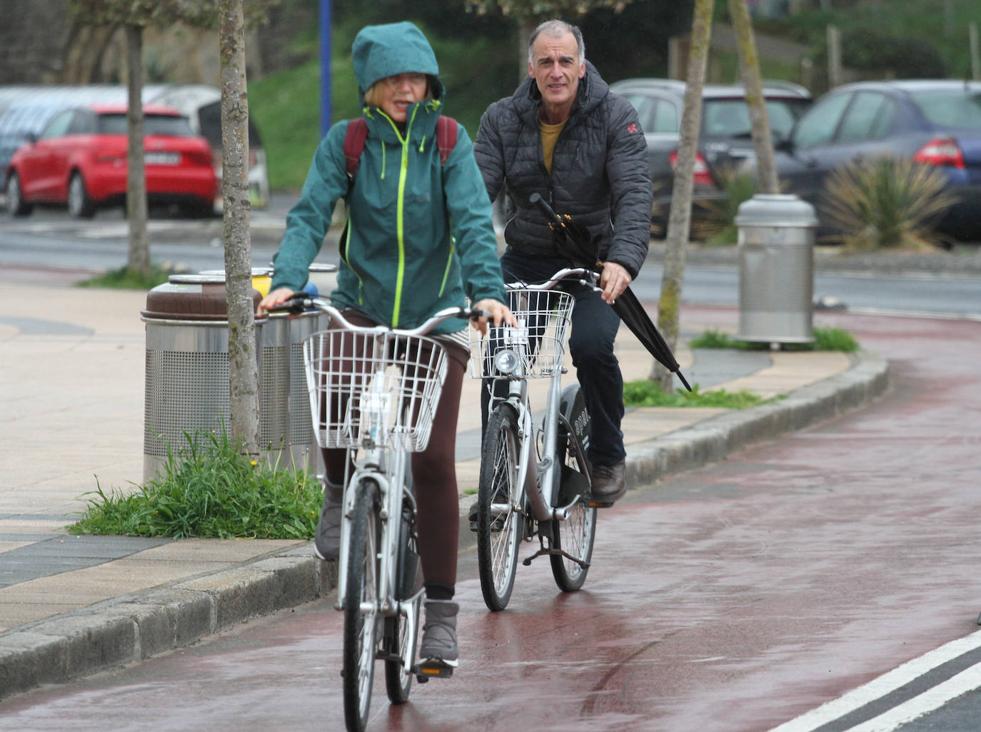 Los pocos valientes que salieron al paseo de Ereaga (Getxo) para dar un paseo sufrieron los fuertes vientos del temporal.