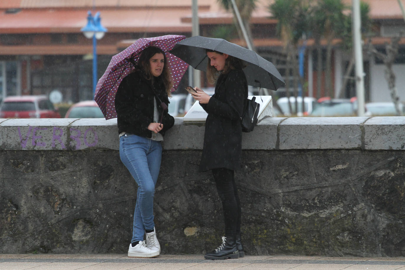 Los pocos valientes que salieron al paseo de Ereaga (Getxo) para dar un paseo sufrieron los fuertes vientos del temporal.