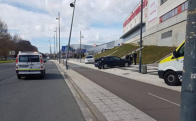 El vehículo se ha subido a la acera tras chocar con una farola.