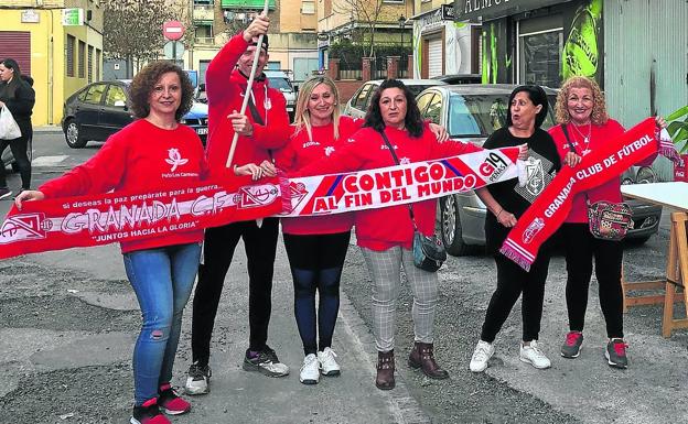 Hinchas de la peña Los Cármenes. Toñi Delgado es la tercera por la derecha y su hermana Manula, la primera