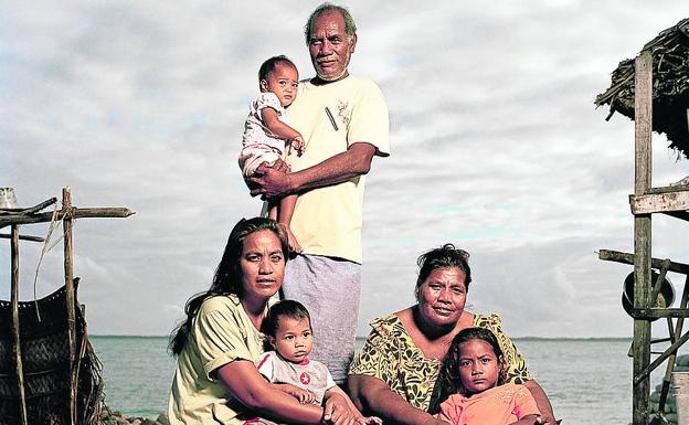 Amenazados. Familia de Kiribati cuyo pueblo se está tragando el Pacífico.