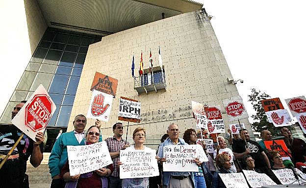 Manifestación de afectados por el IRPH ante el Palacio de Justicia. 