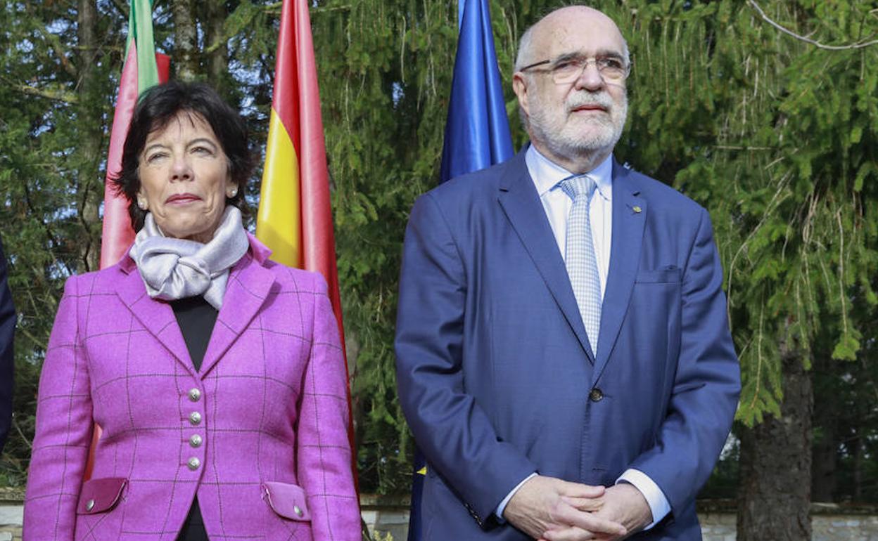 Jesús Loza, junto a la ministra Isabel Celaá, en la toma de posesión de Denis Itxaso en Vitoria.