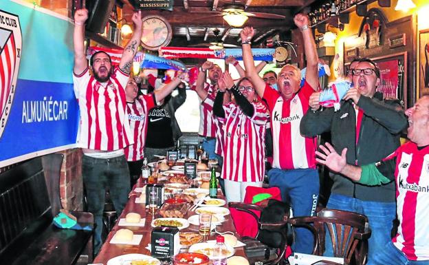 Los peñistas celebran el gol de Raúl García. José Francisco Agüera es el primero a la izquierda y Antonio Navas el que más alto levanta los brazos entre los de la derecha. 