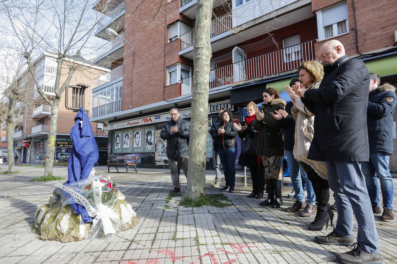Los diputados socialistas Cristina González, Ana del Val y Javier Hurtado han sido los primeros en depositar la ofrenda junto a junteros, concejales y la teniente de alcalde Maider Etxebarria. 