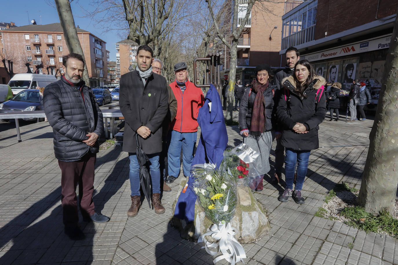 José Ramón Becerra, candidato a lehendakari de Equo Berdeak, ha acudido al monolito junto al concejal Óscar Fernández. 