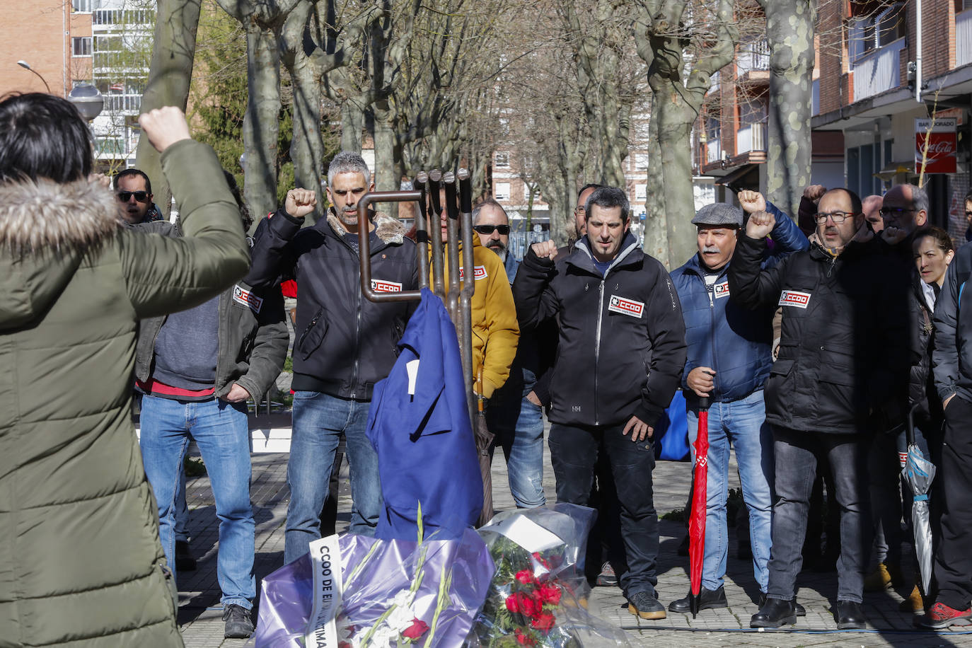 Representantes de Comisiones Obreras cantan la Internacional. 