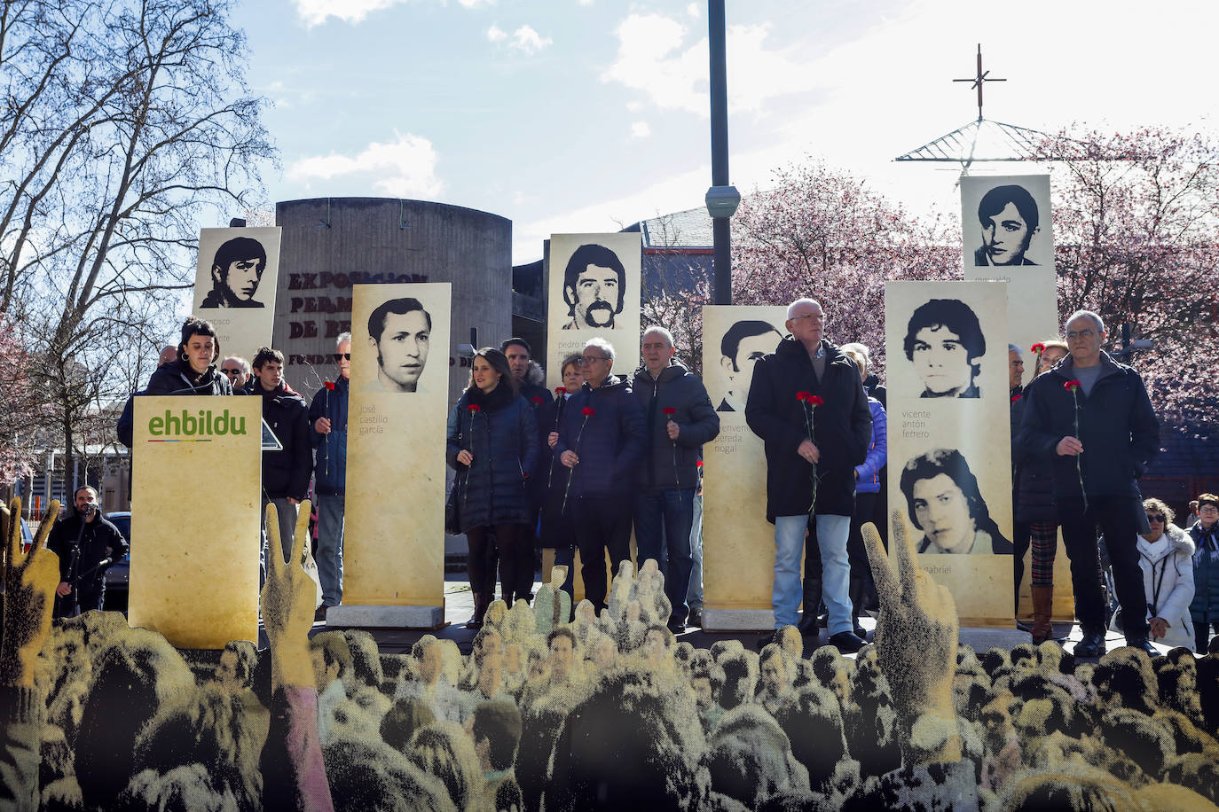 Familiares de las víctimas sobre el escenario durante el acto de EH Bildu.