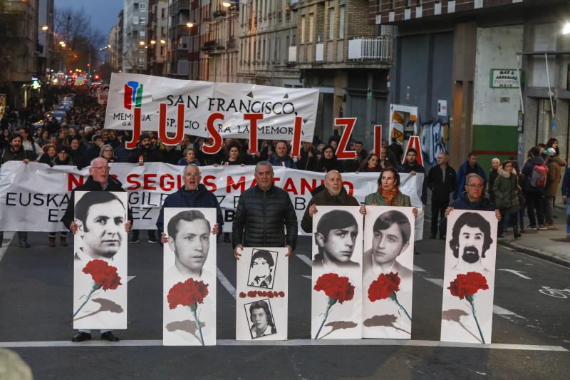 Fotos: Vitoria recuerda a las víctimas del 3 de marzo