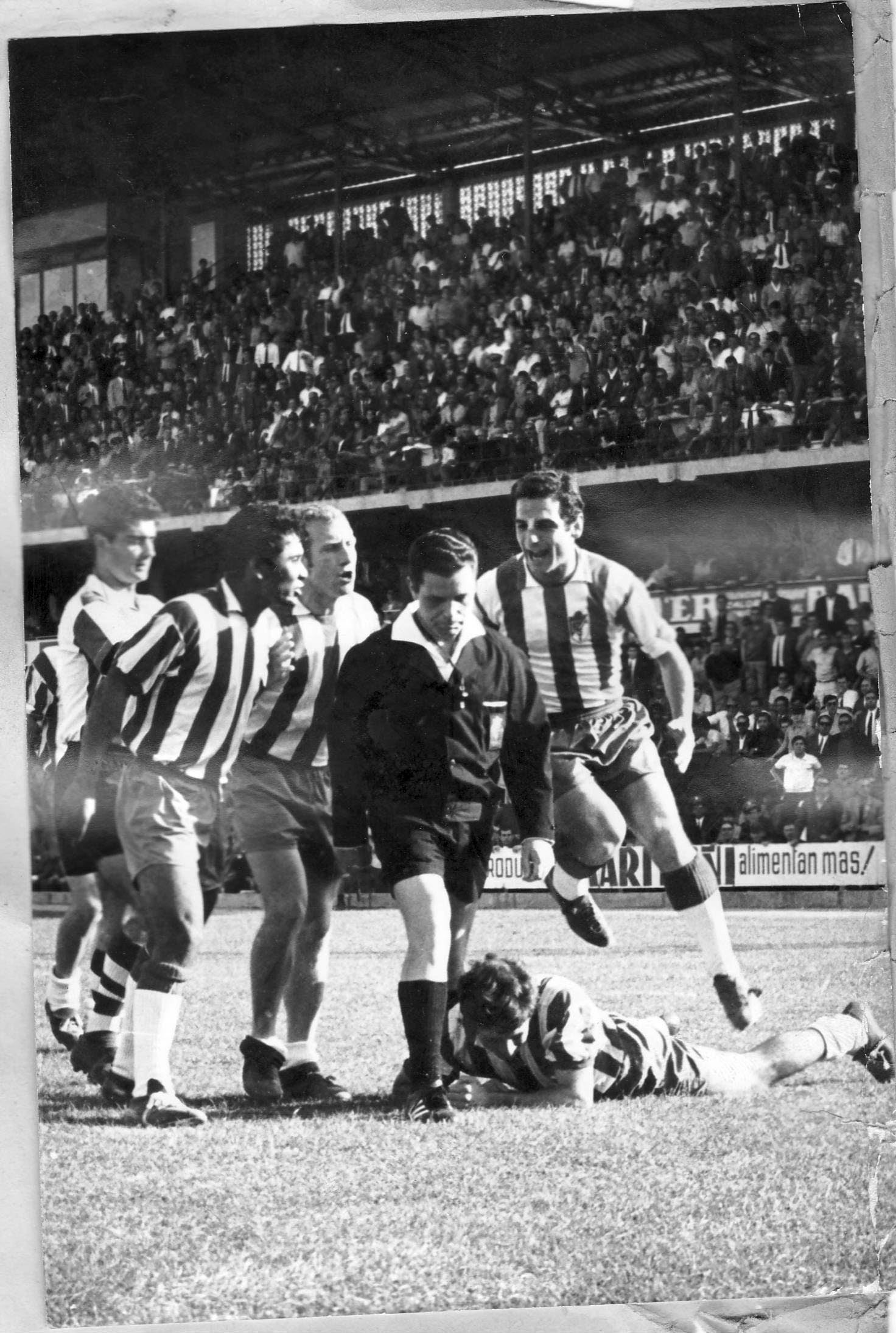 Jugadores del Granada protestan enérgicamente al colegiado en el encuento de ida ante el Athletic que acabó. 1-1