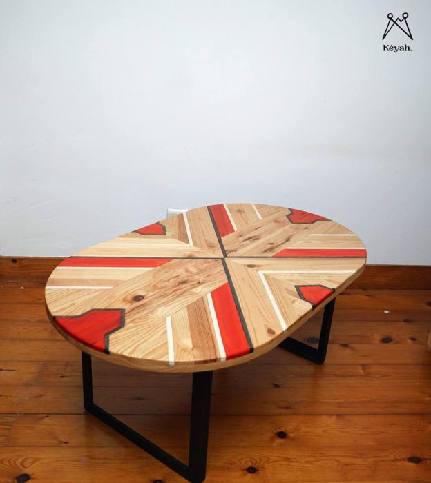 Una mesa de madera.