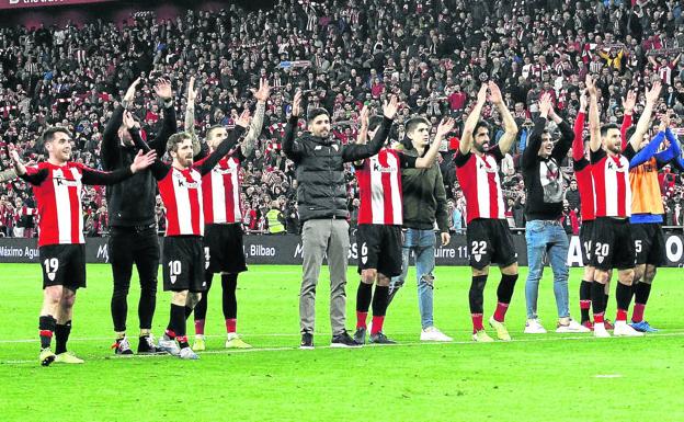 Los jugadores del Athletic celebran con la afición la clasificación para la semifinal después de tumbar al Barcelona.