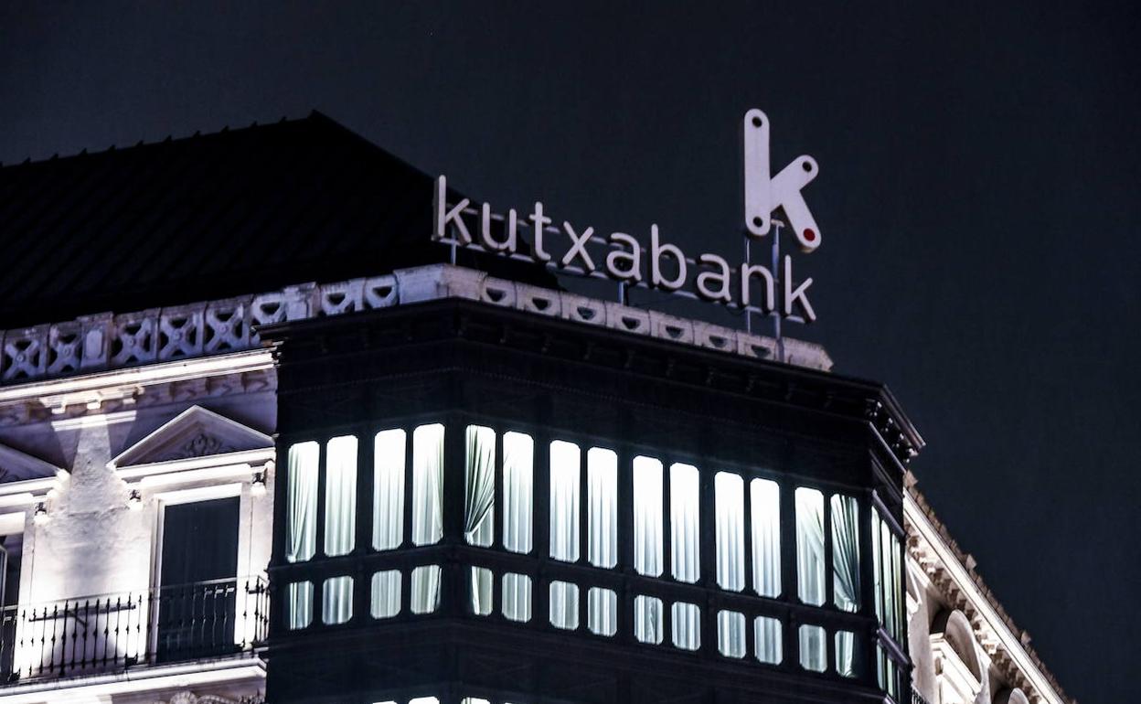 Exterior de la sede de Kutxabank en la Gran Via de Bilbao