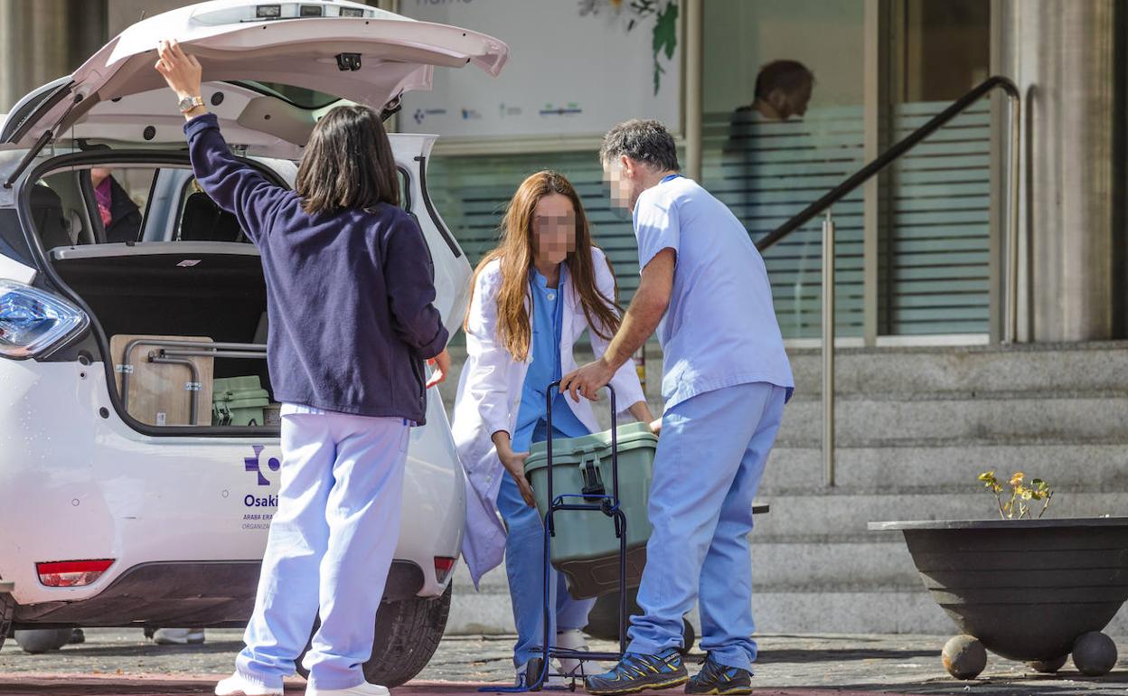 Varios sanitarios, en el exterior del hospital Txagorritxu.