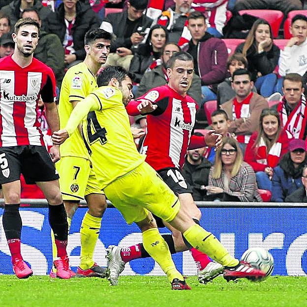 Dani García pelea un balón durante el duelo contra el Villarreal.