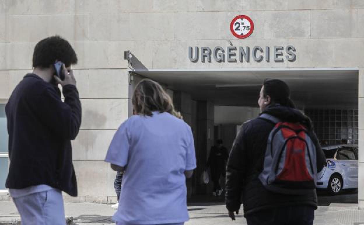 Personal sanitario en el exterior del hospital clínico de Valencia.