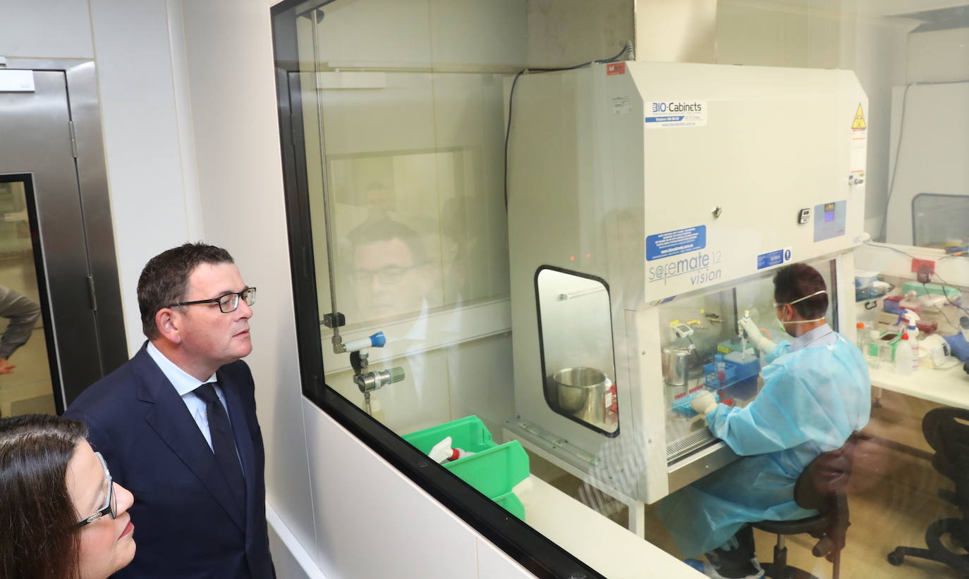 Un empleado de laboratorio realiza ensayos sobre el coronavirus en el Instituto de Melbourne.