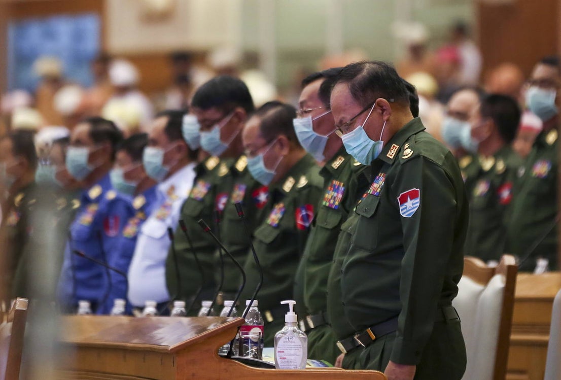 Miembros de las Fuerzas Armadas usan máscaras faciales protectoras mientras asisten a la Asamblea de la Unión en el edificio parlamentario en Naypyitaw. 