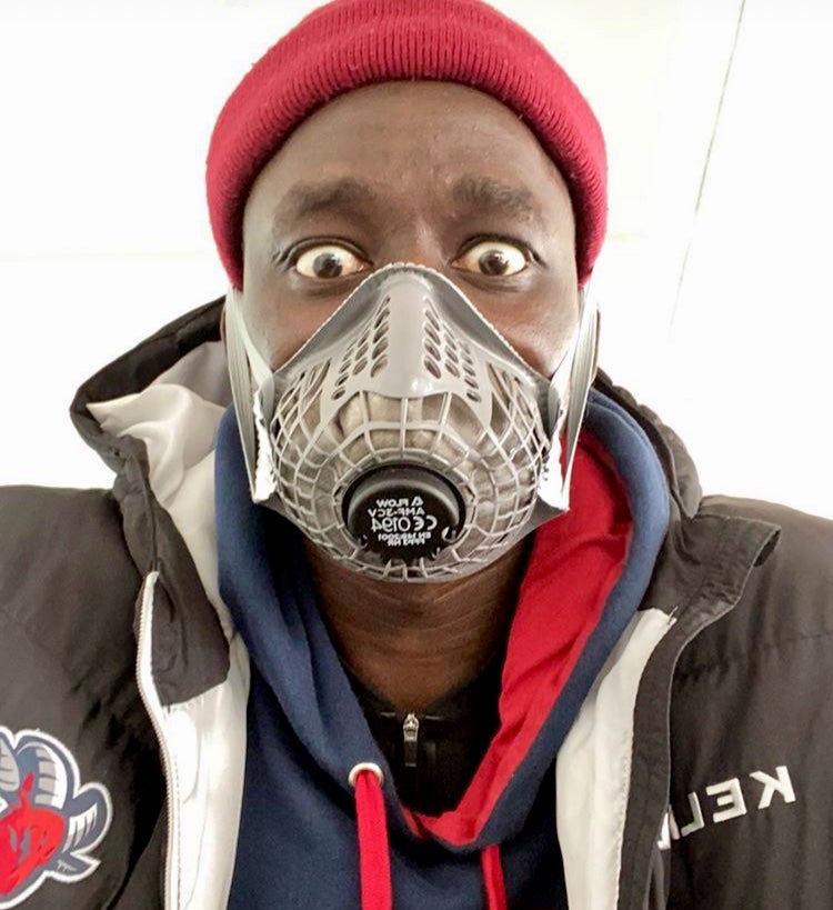 Illimane Diop, con la mascarilla durante el vuelo que llevó al equipo a Alemania.