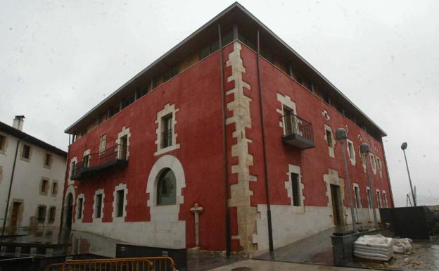 El Ayuntamiento de Salvatierra celebrará el pleno hoy a mediodía. EL CORREO