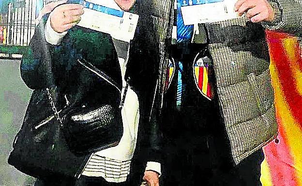 La joven y su novio, en San Siro el pasado 19 de febrero. 