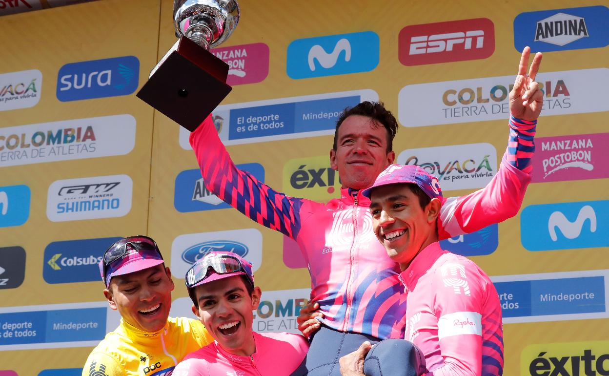 Rigoberto Urán, levantado por sus compañeros en la pasada Vuelta a Colombia. 