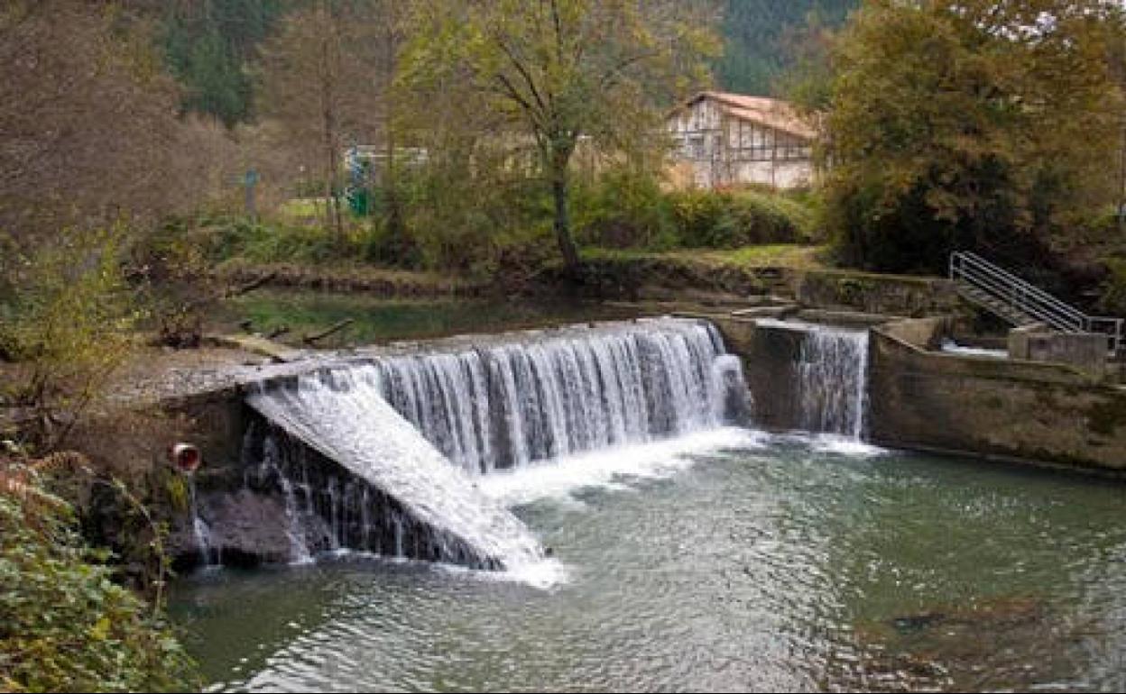El río Lea cuenta con varias presas, canales y compuertas en sus cerca de 20 kilómetros de longitud. 